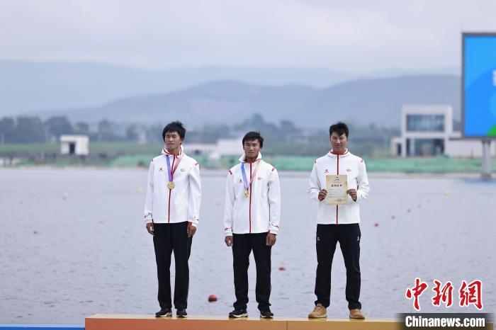 张芳芳双冠加冕 南京队三金领跑学青会赛艇首日