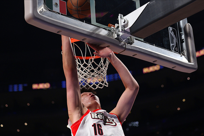 杨瀚森高原鏖战助开拓者晋级，球队违规被罚1