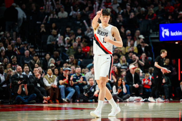 杨瀚森高原鏖战助开拓者晋级，球队违规被罚1