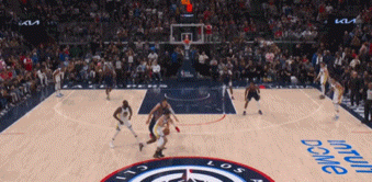 库里率勇士险胜小卡 绿军众将联手助阵