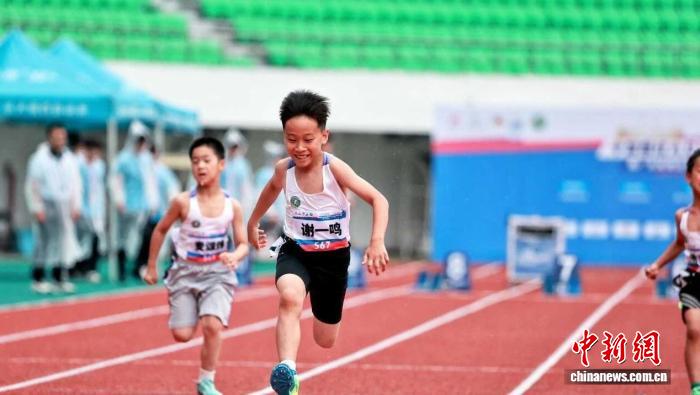 肇庆田径赛年龄跨度达51岁 全龄运动诠释青春不